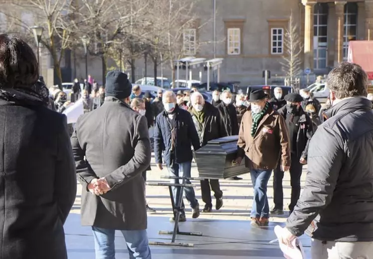 Près de 200 personnes se sont retrouvées sur le parvis de la cathédrale de Mende, lundi 23 novembre, à l’appel de l’Union des métiers et des industries de l’hôtellerie de Lozère (UMIH 48) pour demander la réouverture des commerces jugés « non essentiels ».