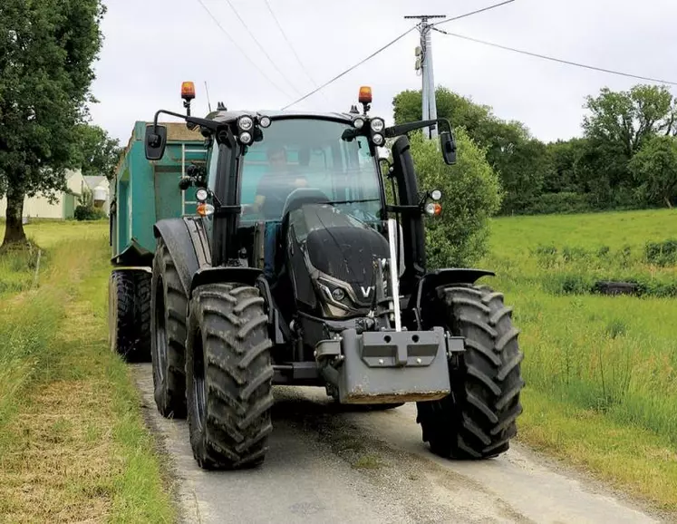 L'allure maximale sur route d'un convoi agricole est définie par la vitesse d'homologation de la remorque : 25 ou 40 km/h.