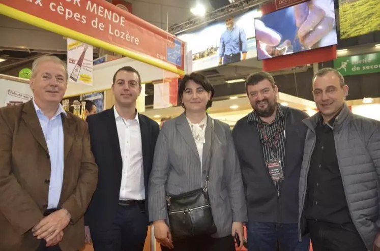 Sophie Pantel, entourée à gauche par Robert Aigoin, conseiller départemental délégué à l'agriculture, Julien Tufféry, président des JA 48 et à droite par Olivier Boulat, président de la FDSEA 48 et Éric Chevalier, président de la Safer de Lozère et du lycée Terre nouvelle.