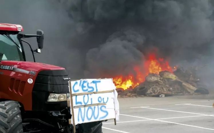 Lundi 26 septembre, une manifestation contre le loup a été organisée à Mende par la FDSEA et les JA. Un moyen pour les syndicats de maintenir la pression sur les pouvoirs publics, pour que la question du loup avance, alors même qu'un comité grands prédateurs se tenait à l'espace Georges Frêche, avec le préfet Celet en visoconférence, préfet référent du plan national loup.