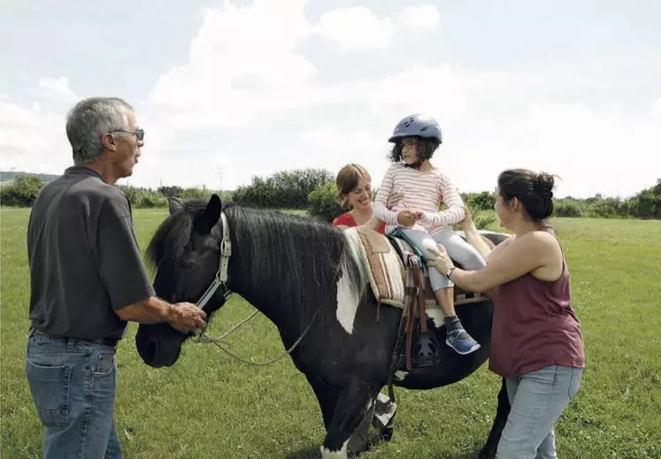 La prise en charge par l’intermédiaire du cheval peut venir en aide aux personnes souffrant de troubles multiples.