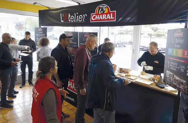 Pour clôturer la visite de l’abattoir Charal, une dégustation de viande bovine et de produits transformés (hamburgers, kebab, etc.) a été proposée.