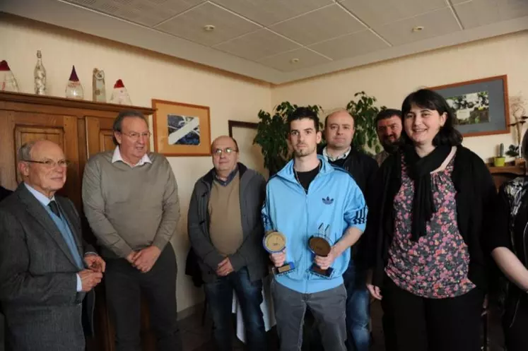 Le vainqueur reçoit un trophée pour lui, un trophée pour son maître d'apprentissage.