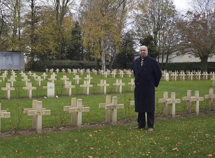 Patrick Lernout dans le cimetière de Machelen-sur-Lys.