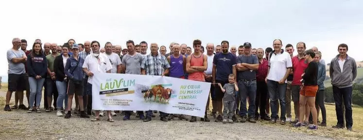 Après une première année de vie, les adhérents du GIE Lauv’lim étaient réunis ce mercredi 22 juillet pour leur assemblée générale annuelle. Antoine Verlaguet, installé à Trélans, a joué les hôtes d’un jour pour la trentaine d’adhérents présents.