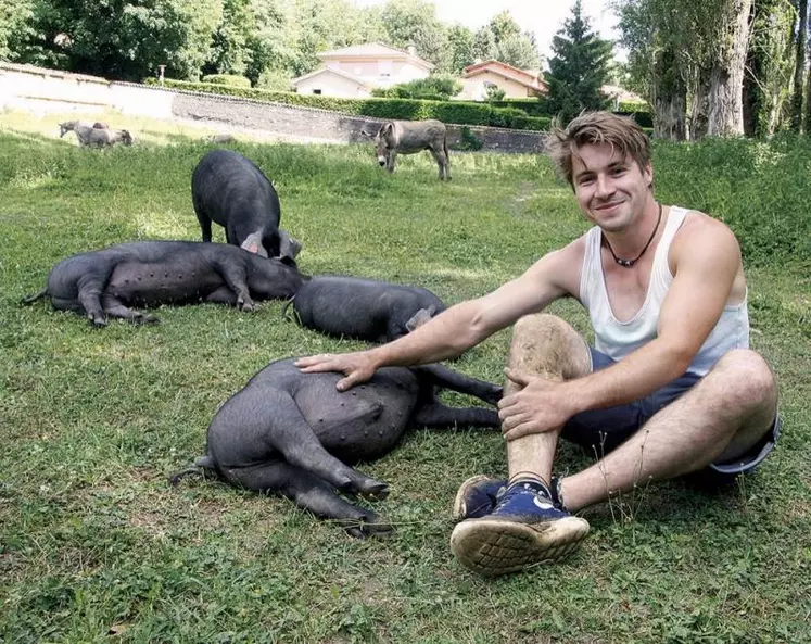 Simon Pascault, repreneur de la Ferme Perraud, accueille des porcs de Bourdeaux au sein de la dernière ferme de Lyon.