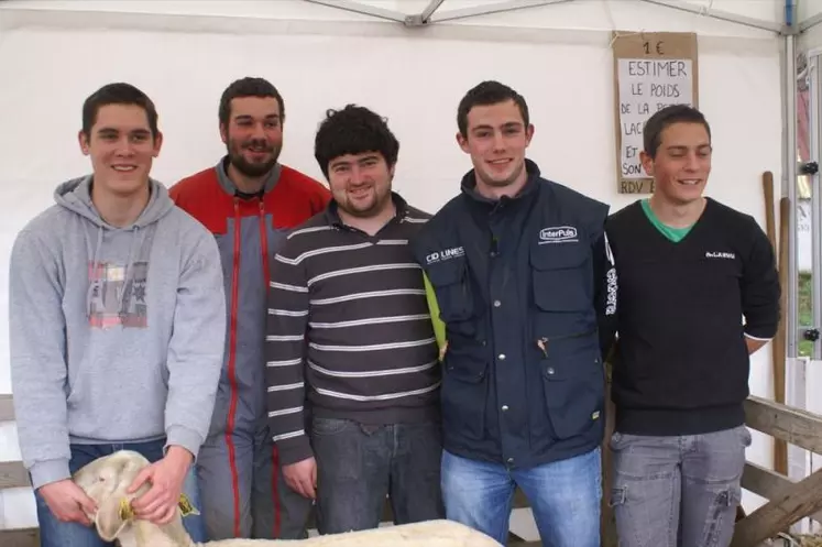 Les jeunes organisateurs du salon.