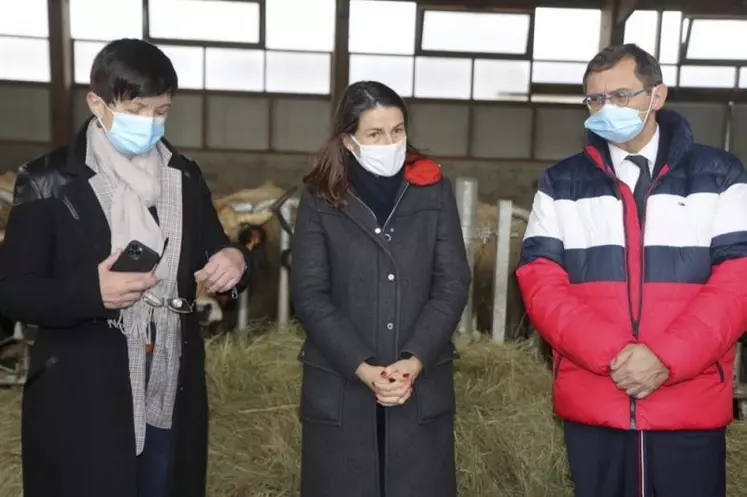 Les parlementaires et la préfète à l'écoute des inquiétudes des agriculteurs.