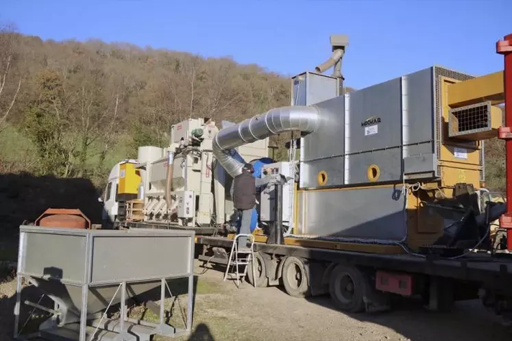 Le toasteur utilisé en Normandie est un toasteur Mecmar d’un rendement de quatre tonnes de graines grillées à l’heure, associé à un nettoyeur-trieur et complété par un groupe électrogène, l’ensemble transporté par camion remorque.