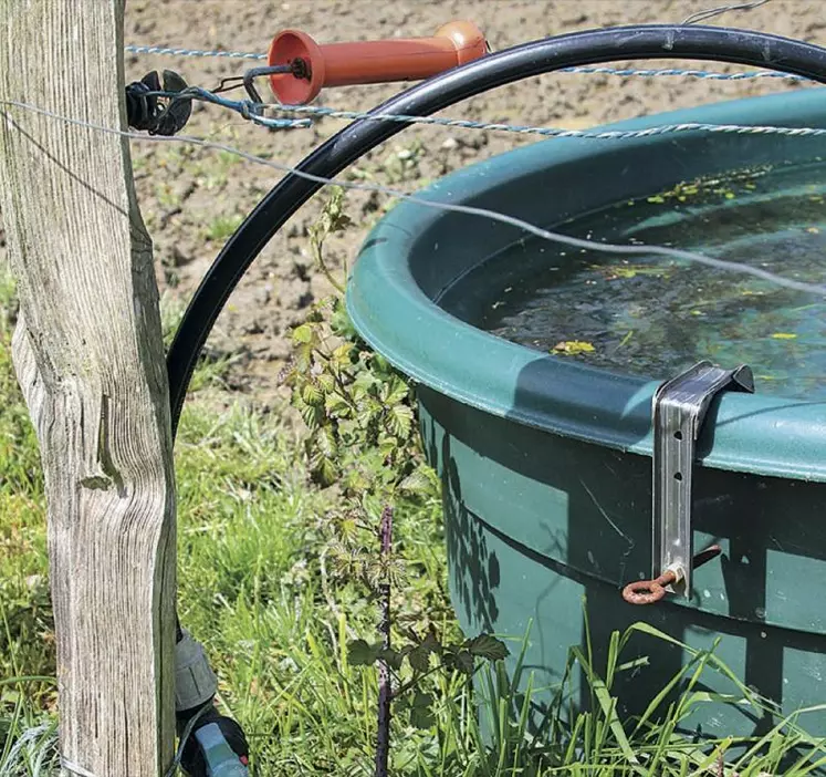 Abreuvoir muni d’un robinet installé en amont du flotteur.