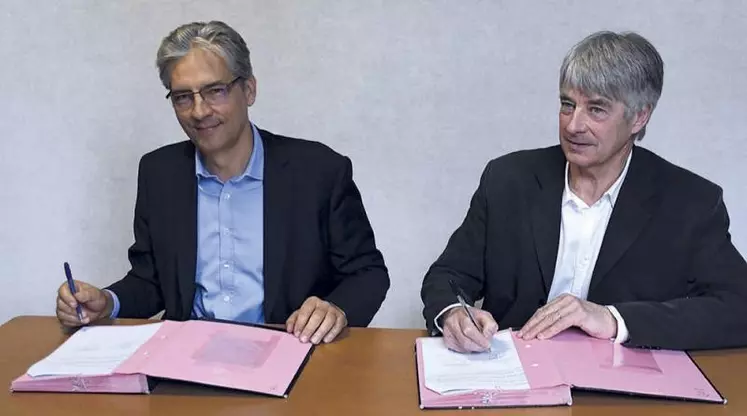 Président de la commission eau, AEP et environnement, Bernard Palpacuer a signé l'accord-cadre avec Dominique Colin, directeur régional de l'agence de l'eau RMC.