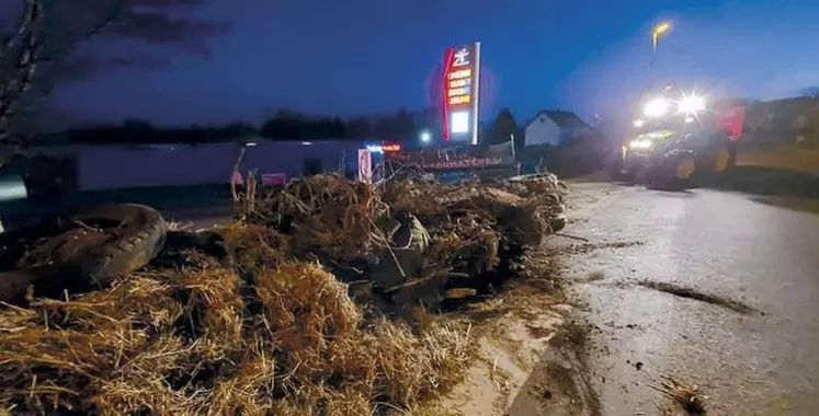 Le 6 mars au matin, en Haute-Vienne, les JA ont jeté leur dévolu sur les petites surfaces du département. Ciblant plusieurs enseignes avec un seul slogan : « agriculteurs, consommateurs : tous trompés ».