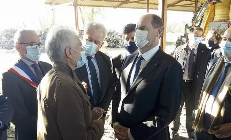Jean Castex en discussion avec Jean-Paul Dauge, agriculteur retraité, aux côtés du maire de Luzillat, Claude Raynaud, André Chassaigne et Julien Denormandie.
