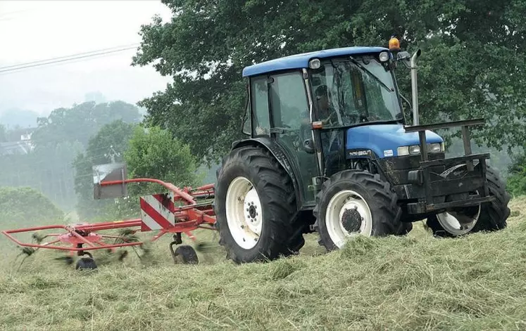 Lors du fanage, il est important de maîtriser la vitesse d’avancement, pour laisser le temps à la faneuse de démêler les andains.