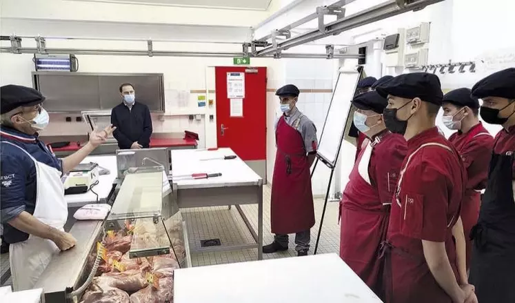 Comme en 2020, Xavier Cavaignac, meilleur ouvrier de France 2003, est venu passer une journée avec les élèves apprentis en section boucherie du CFA Henry-Giral de Mende.