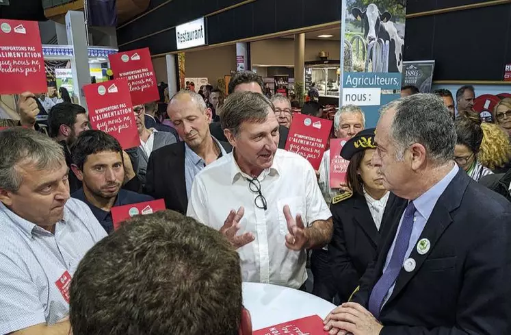 Didier Guillaume, ministre de l’Agriculture, accueilli par une forêt de cartons rouges sur le stand FNSEA-JA.