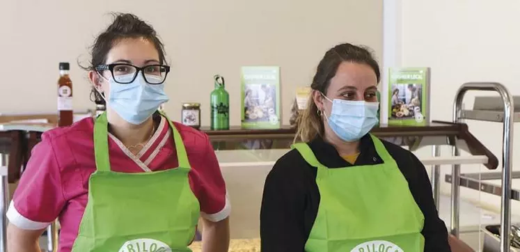 Alice Preuvots et Charline Doumergue cuisinent au collège de Vialas.