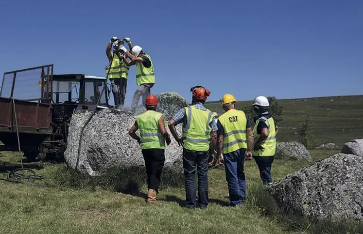 Pour pouvoir insérer la cartouche, les « élèves » forent le rocher de granite.