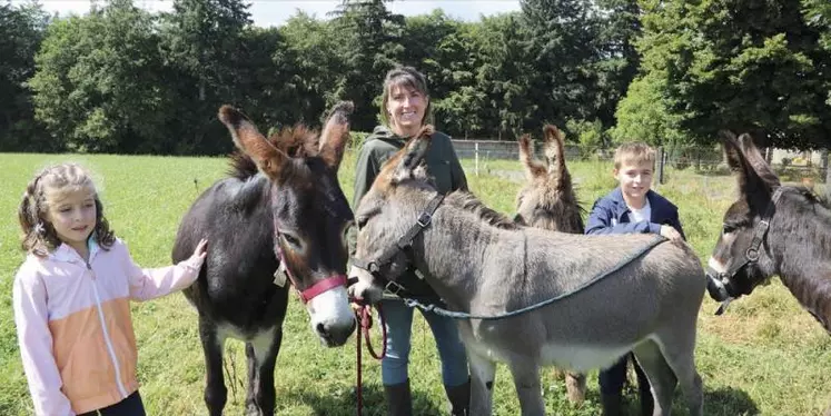 Conseillère agricole pendant près de 15 ans, Aurélie Nowak a décidé d’enfiler les bottes pour un atelier original : la production de cosmétiques au lait d’ânesse.