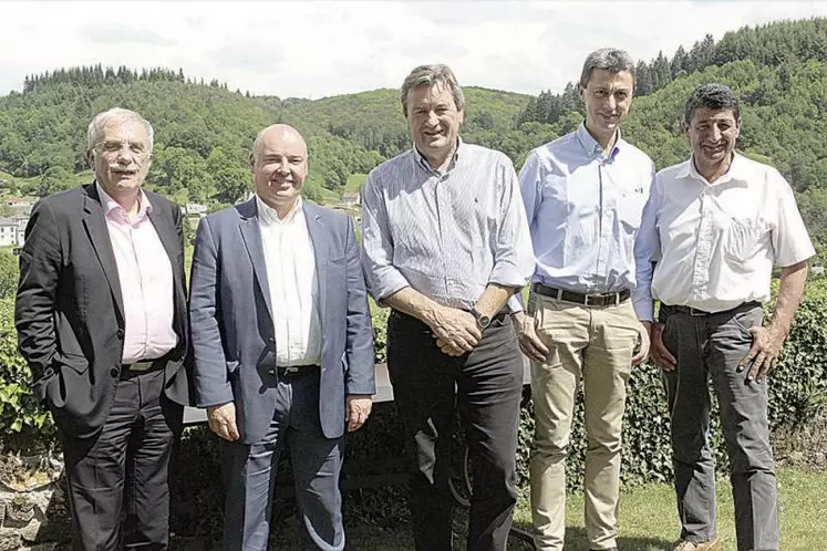 Dans le cadre verdoyant du château de Salles à Vézac, Olivier Voisin et Jean-Pierre Chateau ont accueilli l’assemblée générale de Deltagro, ici aux côtés de Bernard Pouillon, Jean-Claude Prieur et Benoît Albinet.