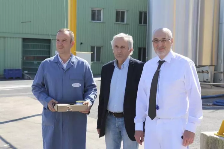 Philippe Carrière, responsable de l’exploitation de Saint-Georges de Luzençon, Jean-Paul Pourquier, maire du Massegros et Daniel Bertrand, directeur de l’usine.
