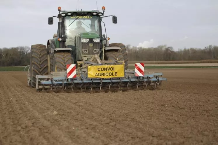 Les véhicules agricoles peuvent circuler librement sur leur département d’origine (lieu d’activité) et les départements limitrophes.