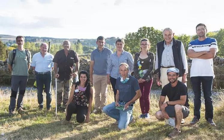 Les membres du jury et les concurrents sont réunis à Nasbinals pour la remise des prix du concours des pratiques agro-écologiques.