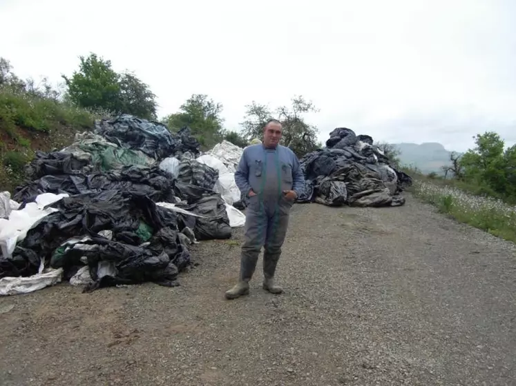 L’agent mis à disposition par la collectivité de Marvejols, JP Salles, surveille avec plaisir le site de dépôt. Il est remercié par les participants pour son implication.