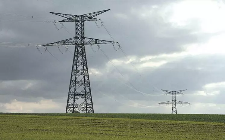 Les agriculteurs sont invités à ne pas manœuvrer sous des lignes avec des engins de grande hauteur.