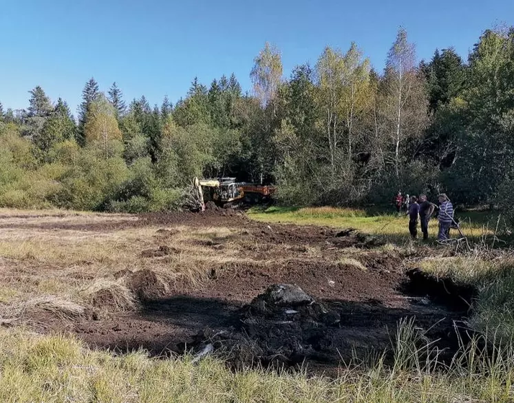 C’est un chantier un peu impressionnant qui s’est déroulé mardi 10 octobre à l’étang de la Moulette. Une pelle de vingt tonnes est venue retirer des dizaines de godets de terre boueuse et un tracteur en a déversé plusieurs bennes à l’entrée du site.