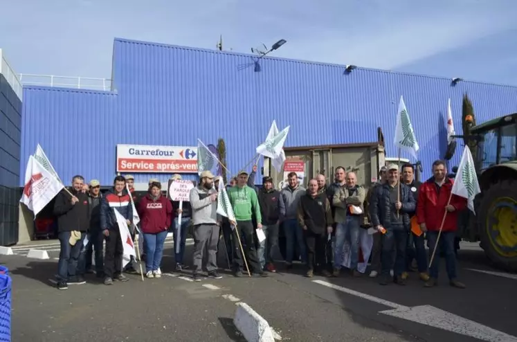 Le réseau FRSEA et JA Auvergne-Rhône-Alpes a mobilisé ses troupes mardi 21 février. 300 personnes accompagnées de 150 tracteurs ont, de manière concomitante à Lyon et à Clermont-Ferrand, donné de la voix pour exiger de la clarté et du courage politique de la part de l’État.