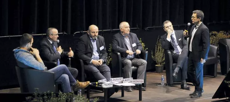 L’organisation collective des producteurs était au cœur des discussions du congrès de la FNB à Anse. Ici une table ronde animée par le journaliste Pascal Berthelot.