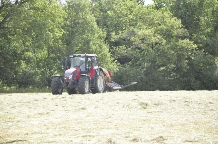 Des essais de fauche ont été menés courant mai 2020, sur l'exploitation de Denis Gérandin et Hervé Durieu à Marlhes au sud de la Loire en partenariat avec la fédération départementale des Cuma.