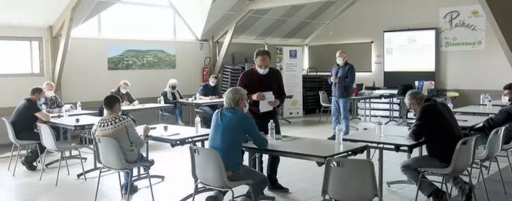 Vendredi 26 mars à la salle des fêtes de Palhers, agriculteurs et apiculteurs se sont réunis (en petit groupe) pour écouter l’analyse de la restitution des données du programme Survapi sur les ruches.