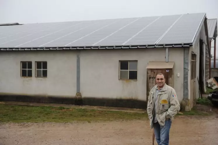 Bruno Vezinhet devant ses panneaux photovoltaïques à Recoules de l'Hom.