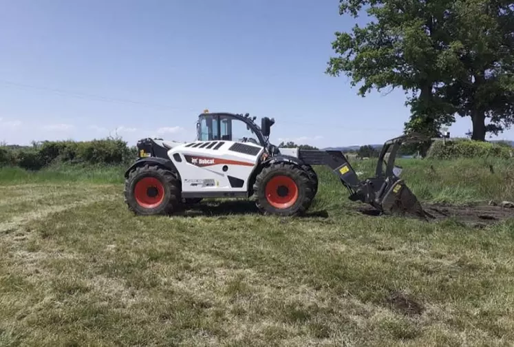 Moyennant un coût de 21,70 euros de l'heure, la Cuma de Longessaigne dispose d'un télescopique de la marque Bobcat flambant neuf.