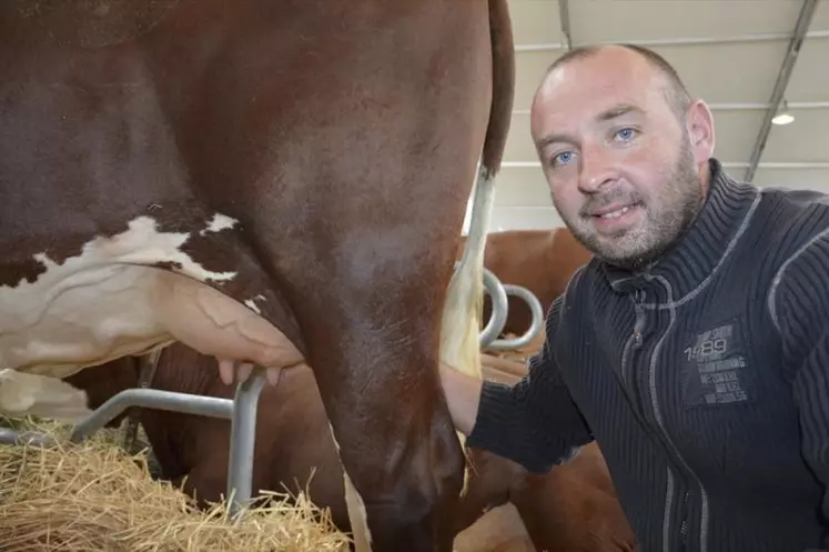 Christian Pic devant les mamelles de Intime, vainqueur du prix de la meilleure mamelle jeune.