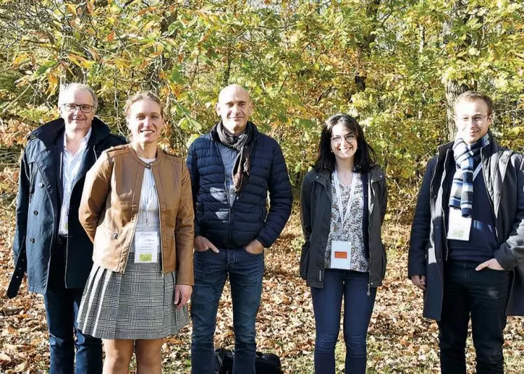 De gauche à droite : Gino Boismorin, directeur du pôle de compétitivité, Séverine Darsonville, présidente, Arnaud Chausson, responsable de projets chez Les Crudettes, Marion Delpy, chargée de missions pour l'antenne CVL et Aurélien Lepennetier, responsable du territoire est.