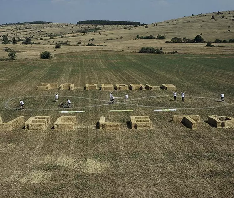 Des jeunes se sont mis en selle pour représenter le logo du conseil départemental, celui de l'infini, et ainsi prouver l'attachement des habitants à la Lozère.