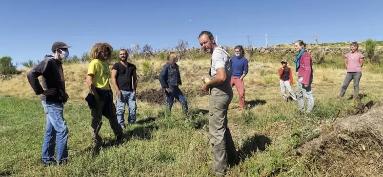 Lors d’une sortie sur le terrain, des étudiants en BPREA ont découvert avec Thierry Roumejon, éleveur sur le mont Lozère, les techniques de l’écobuage. Ce savoir-faire doit désormais prendre en compte les sécheresses à répétition.