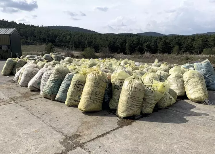 En 2022, deux collectes de plastiques agricoles ont été organisées. La première s'est déroulée en février sur douze sites de collectes et a permis de récupérer 31 tonnes de ficelles et filets.