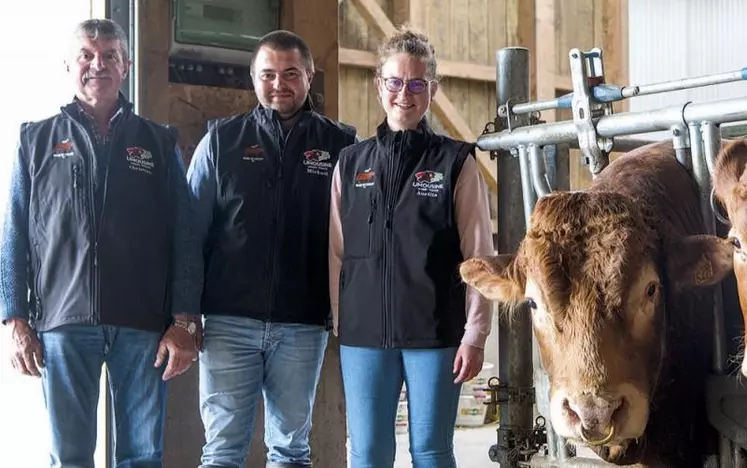 La famille Brunel auprès de Jockey, « le plus vieux taureau de l'exploitation », et qui leur a permis de gagner des prix dans les concours dès leur inscription au Herd-book limousin en 2017.