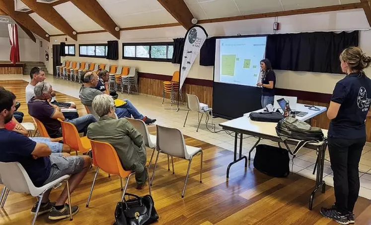 Jeudi 27 juillet à Saint-Chély-d’Aubrac, le parc naturel régional de l’Aubrac a restitué les résultats annuels de son suivi des cervidés auprès de ses partenaires, une dizaine d’agriculteurs de l’association Agriculture en Aubrac, la DDT de l’Aveyron, la fédération départementale des chasseurs de l’Aveyron, ainsi que la maire de Saint-Chély-d’Aubrac.