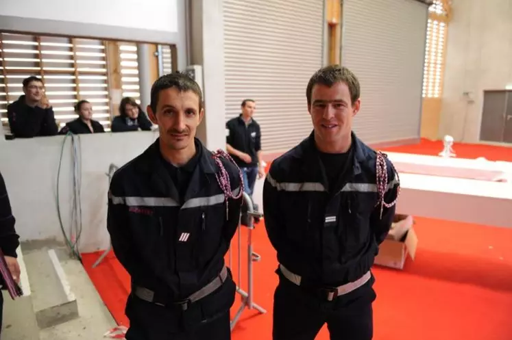 Stéphane Paulet et Samuel Solignac, deux agriculteurs pompiers volontaires.