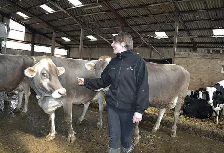 Pour Muriel, cette vache a une jolie couleur. La jeune femme évoque aussi sa facilité de traite et sa gentillesse.