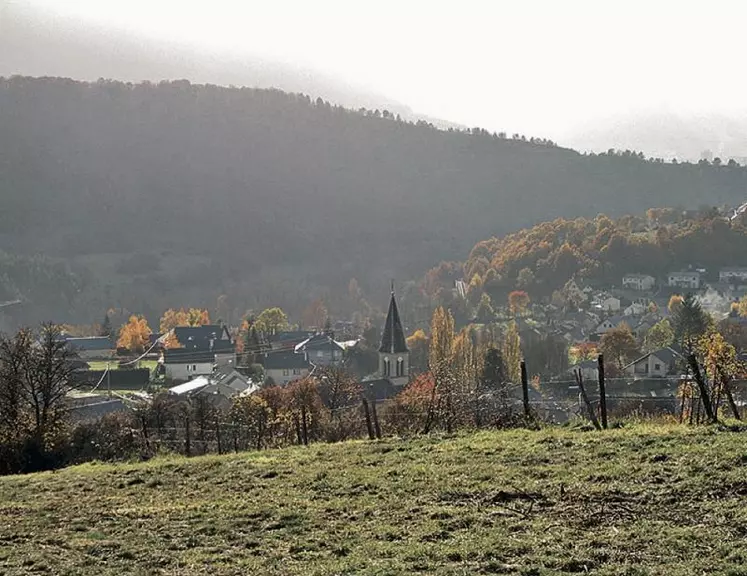 Les zones de montagne se distinguent des zones rurales par l'altitude.