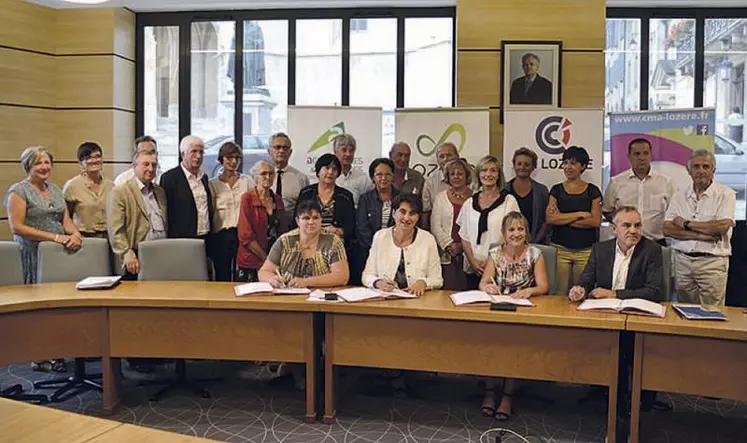 Christine Valentin, présidente de la chambre d’agriculture, Sophie Pantel, présidente du conseil départemental, Florence Vignal, présidente de la chambre des métiers et de l’artisanat et Thierry Julier, président de la chambre de commerce et d’industrie ont signé les conventions de partenariat vendredi 21 juillet.