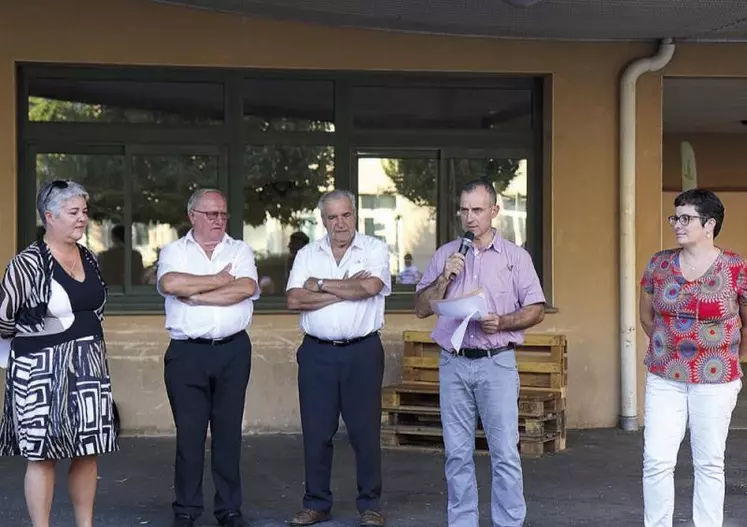 De gauche à droite : Christine Audeguin, Guy Galtier, ancien président de l’association Terre nouvelle, Raymond Grenier, ancien directeur, Éric Chevalier, président actuel, et Sabine Ilien, la nouvelle chef d’établissement.