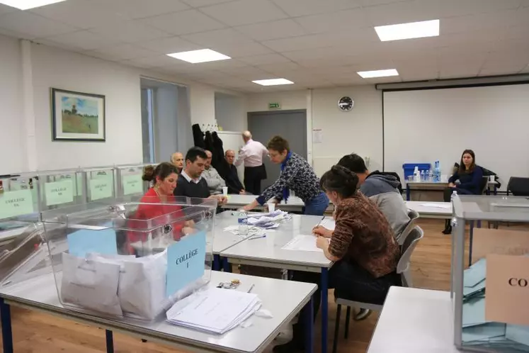 Le dépouillement des enveloppes s'est déroulé pendant toute la journée dans les locaux de la préfecture de Mende.