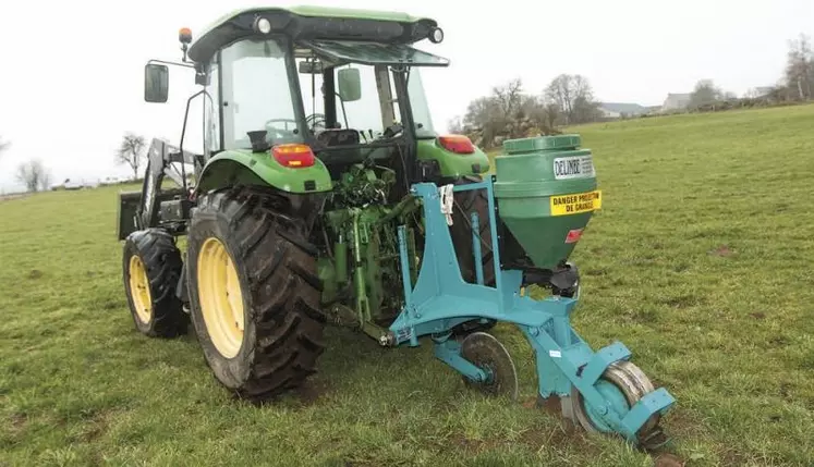 Mercredi 28 avril, la FDSEA et les JA ont organisé, en collaboration avec la FDSEA du Cantal, une démonstration sur les parcelles de David Domenichini, à la Fage-Montivernoux, pour utiliser une charrue à soc creux pour épandre les graines de Ratron GW sur les parcelles, pour lutter contre les campagnols.